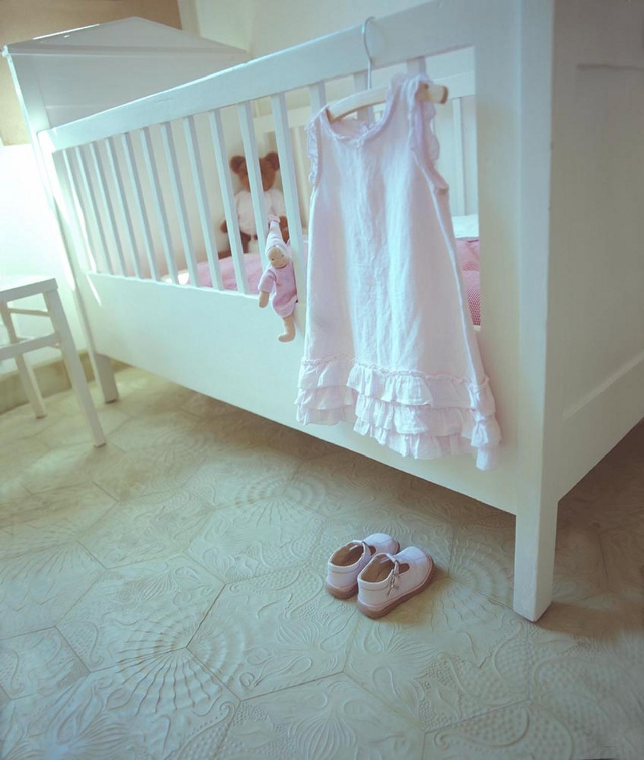 Hexagonale geriffelte Gaudí Platte im Kinderzimmer Hexagonale geriffelte Gaudí Platte im Kinderzimmer