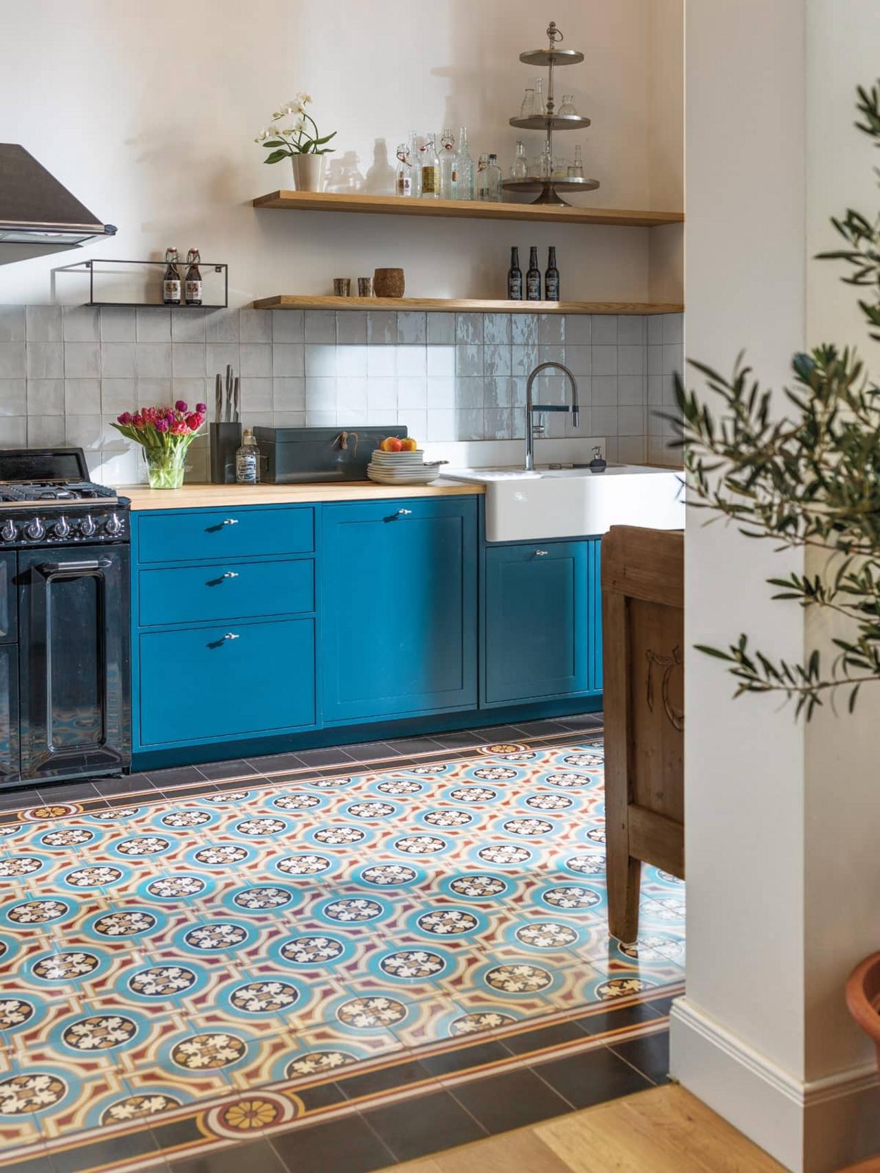 Gründerzeitplatte in passend blauer Küche Gründerzeitplatte in passend blauer Küche