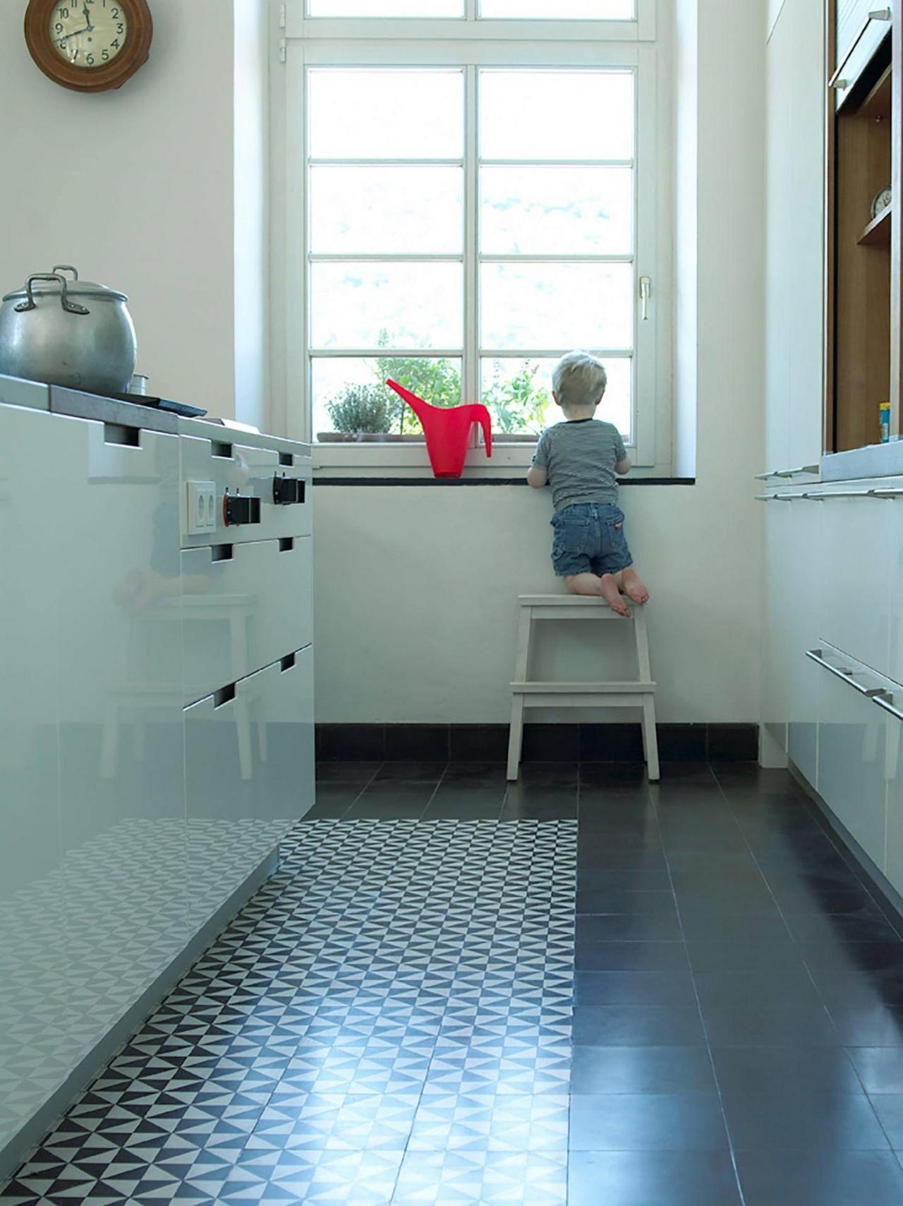 VIA Zementmosaikplatte N° 10460 in einer Küche VIA Zementmosaikplatte N° 10460 in einer Küche