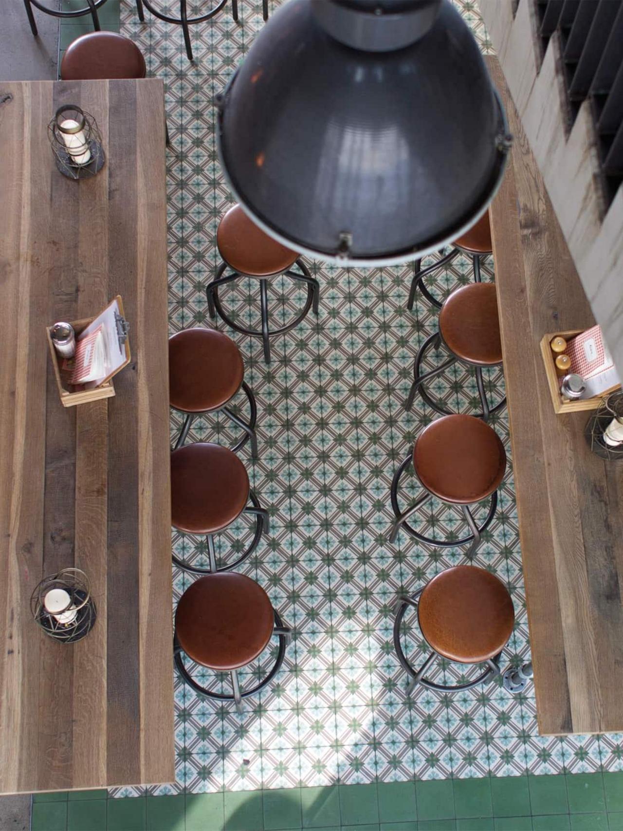 Zementfliesen von VIA in kleinem Format im Café 