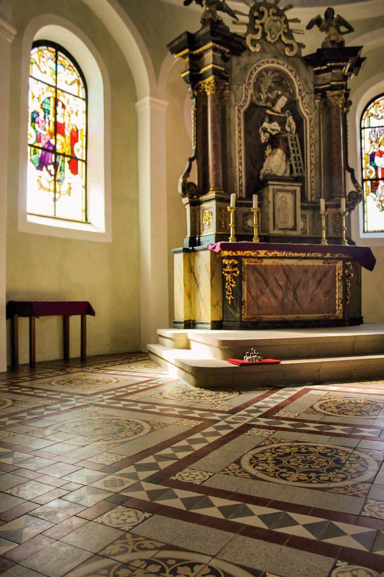 Zementfliese in der Kirche mit Altar in Rümmelsheim Zementfliese in der Kirche mit Altar in Rümmelsheim