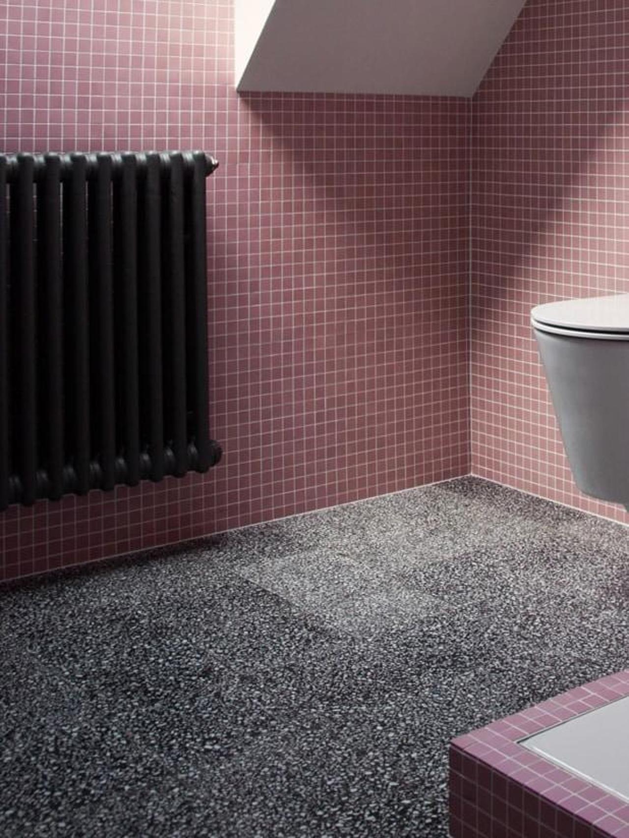 VIA Terrazzo dunkel in einem Bad VIA Terrazzo dunkel in einem Bad