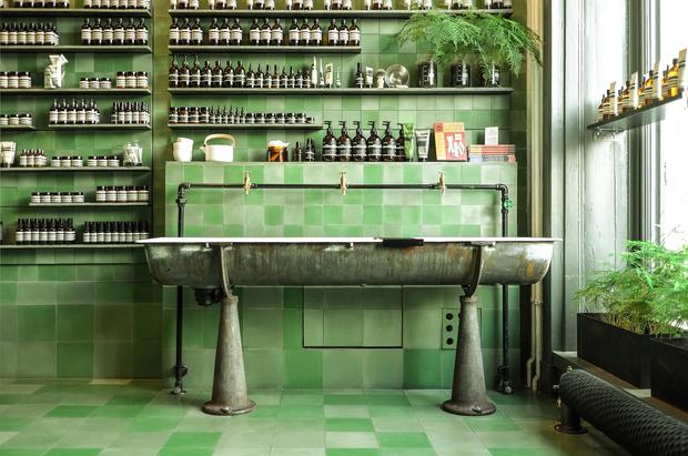 Zementmosaikplatten in grüner Optik an der Wand Zementmosaikplatten in grüner Optik an der Wand