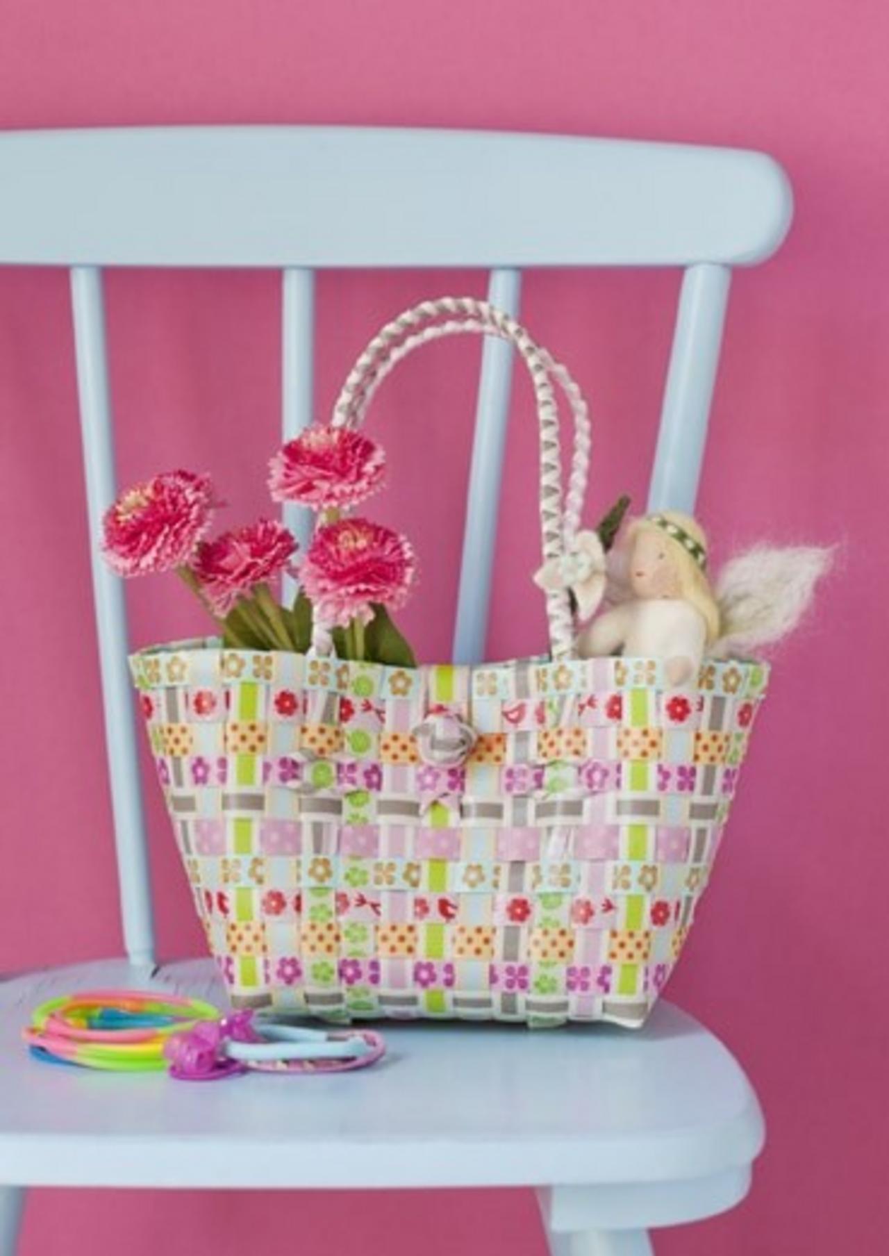 Kreidefarbe Rosarot mit hellblauen Stuhl und bunten Korb mit Blumen darauf 
