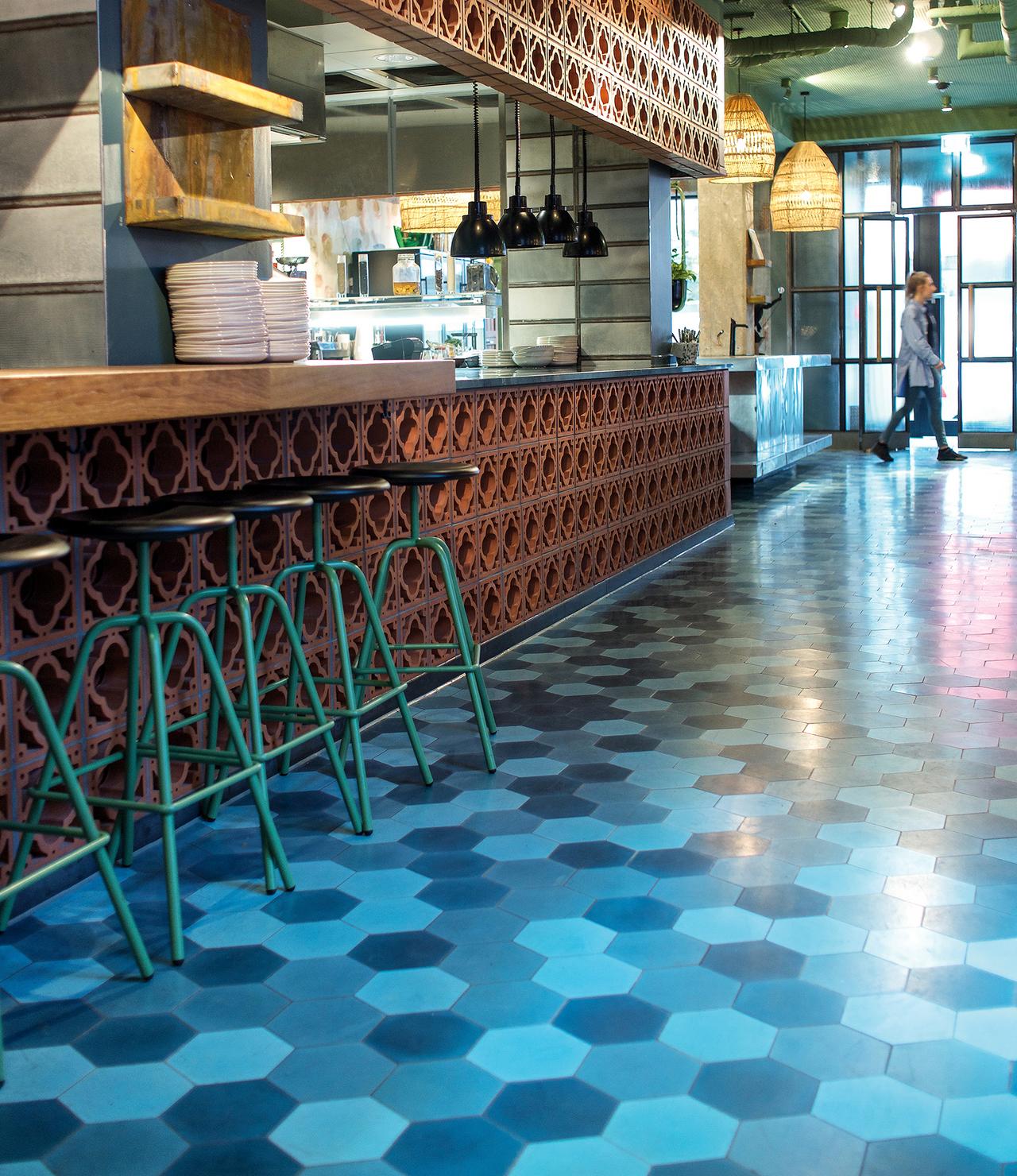 durch verschiedne Blautöne der VIA Sechseck-Platten entsteht beeindruckendes tiefes Muster  