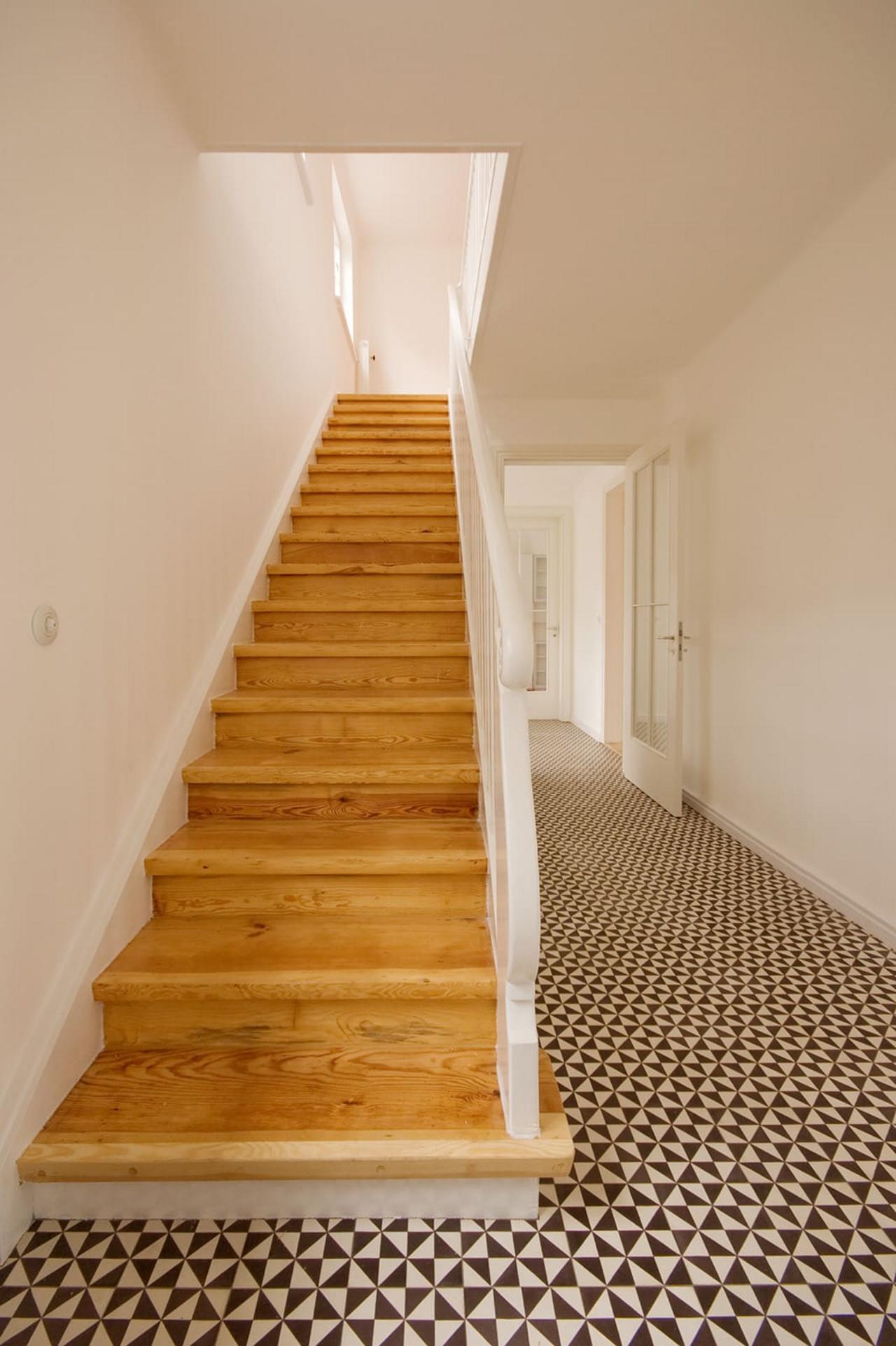 Klassisches zweifarbige Zementfliese in schwarz und weiß im Flur 