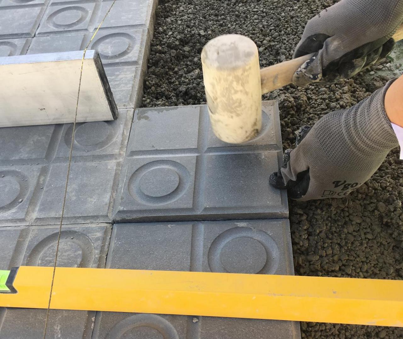 Work for laying pavement slabs in outdoor areas 