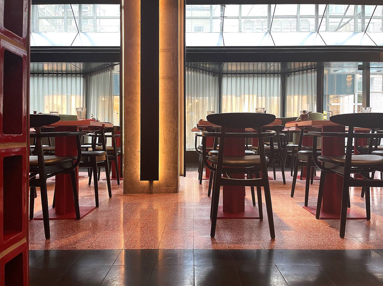 Schwarze und rote VIA Terrazzoplatten in japanischem Restaurant