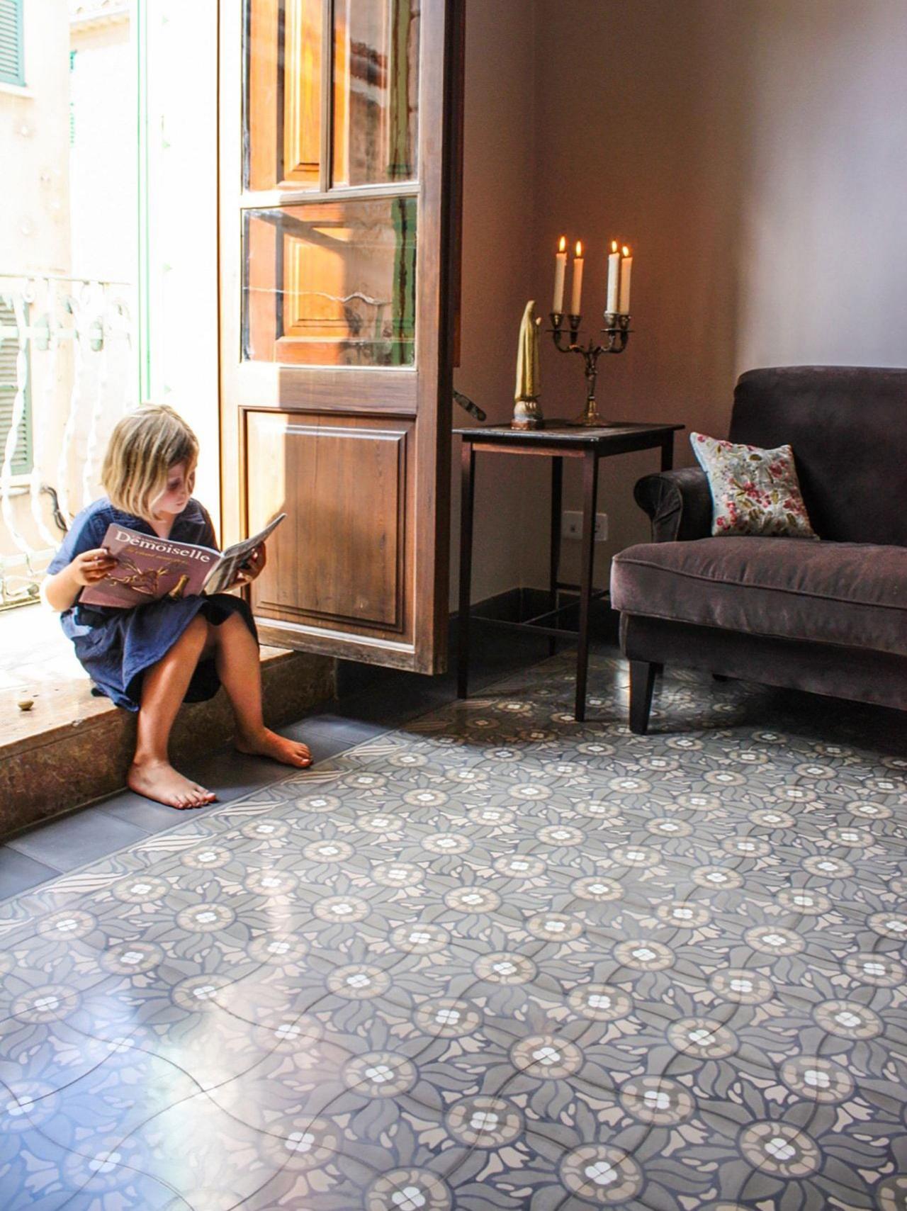 VIA Zementmosaikplatte N° 12154 im floral Wohnzimmer VIA Zementmosaikplatte N° 12154 im floral Wohnzimmer