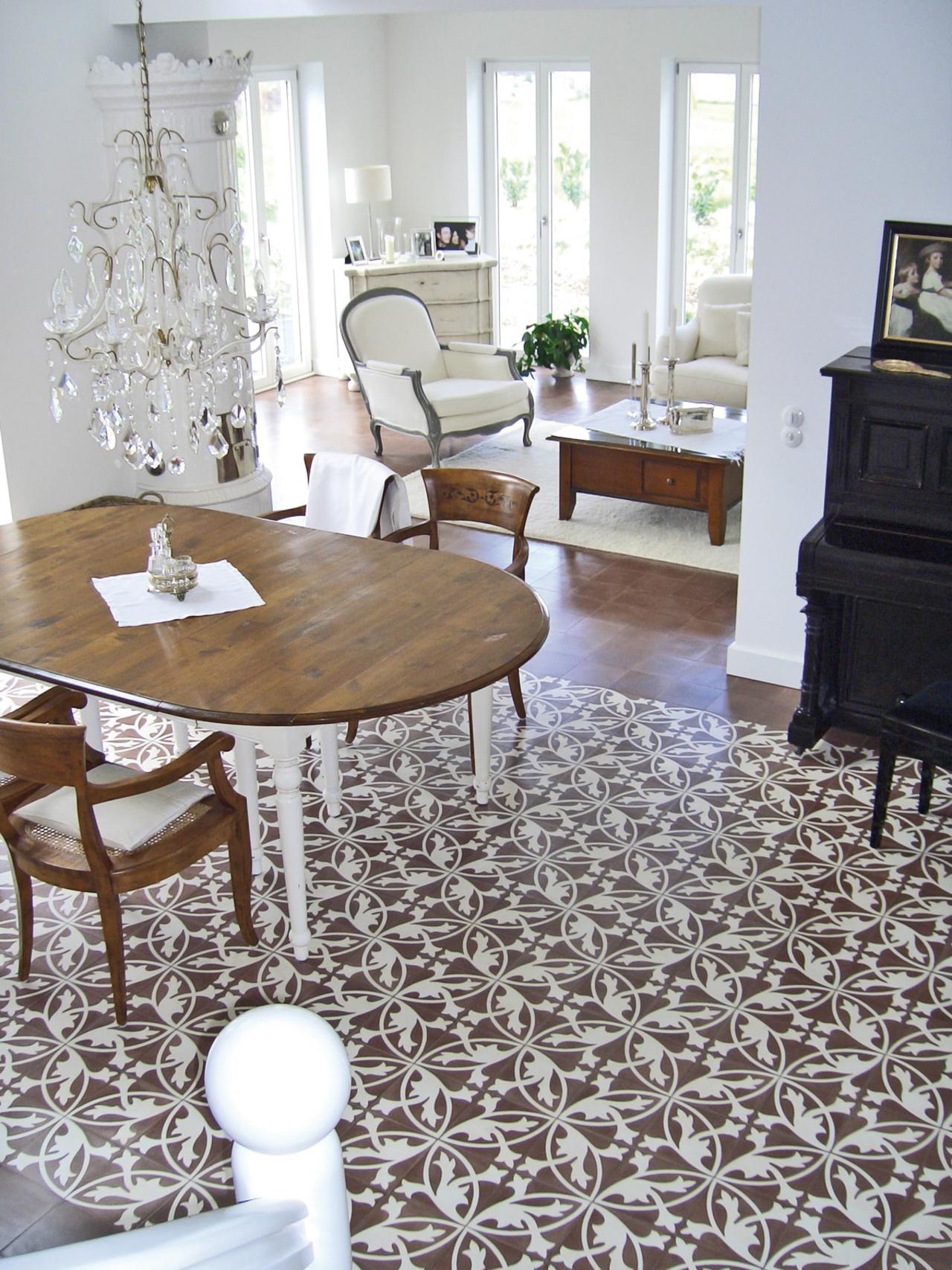 Zweifarbige florale Zementfliese in braun und weiß im Wohnbereich Zweifarbige florale Zementfliese in braun und weiß im Wohnbereich