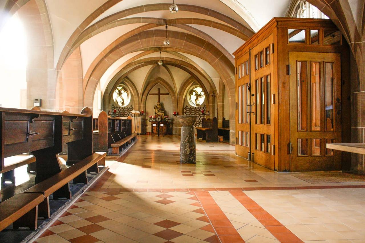 Zementfliesen in der Kirche in Rhens Zementfliesen in der Kirche in Rhens