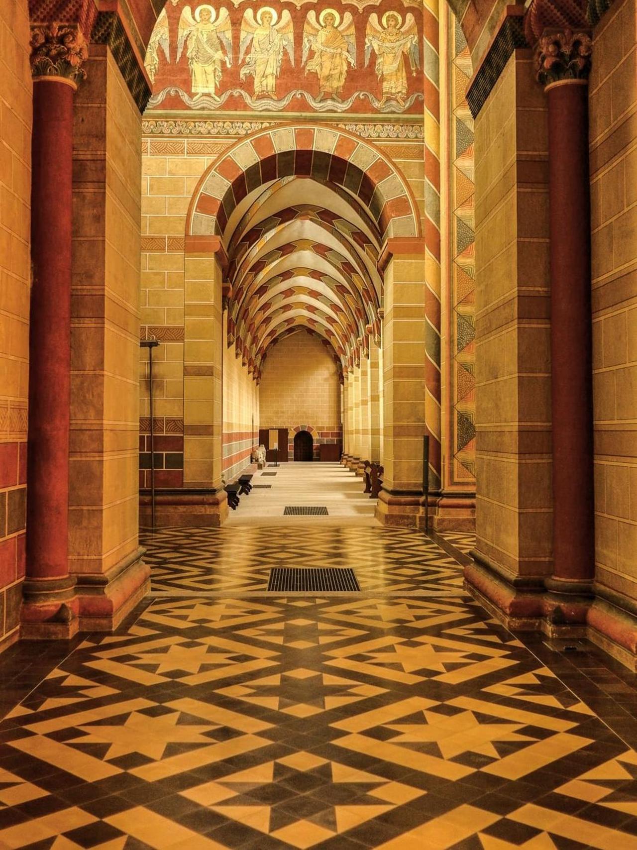 Zementfliesen in gelb und grau im Kaiserdom Königslutter Zementfliesen in gelb und grau im Kaiserdom Königslutter