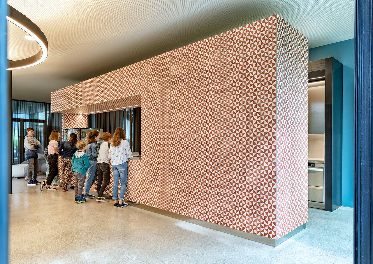 Kantine mit VIA Zementfliesen als Thekenverkleidung 