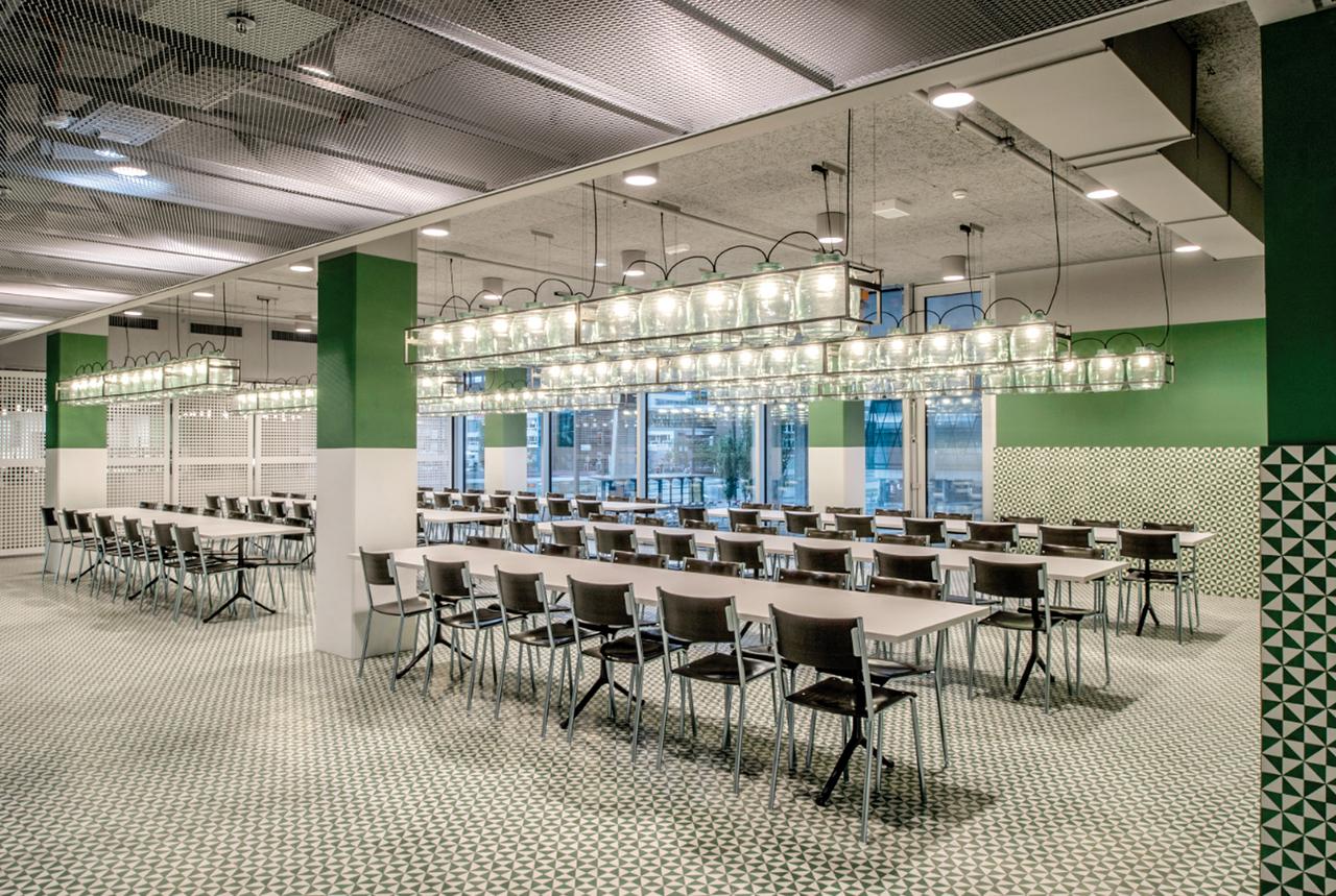 Kantine in Züricher Hochschule hat Bodenbelag mit VIA Zementfliesenmosaik in grün-weißer Optik