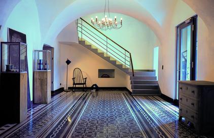 Eingangsbereich bei VIA mit Terrazzoplatten auf dem Boden 