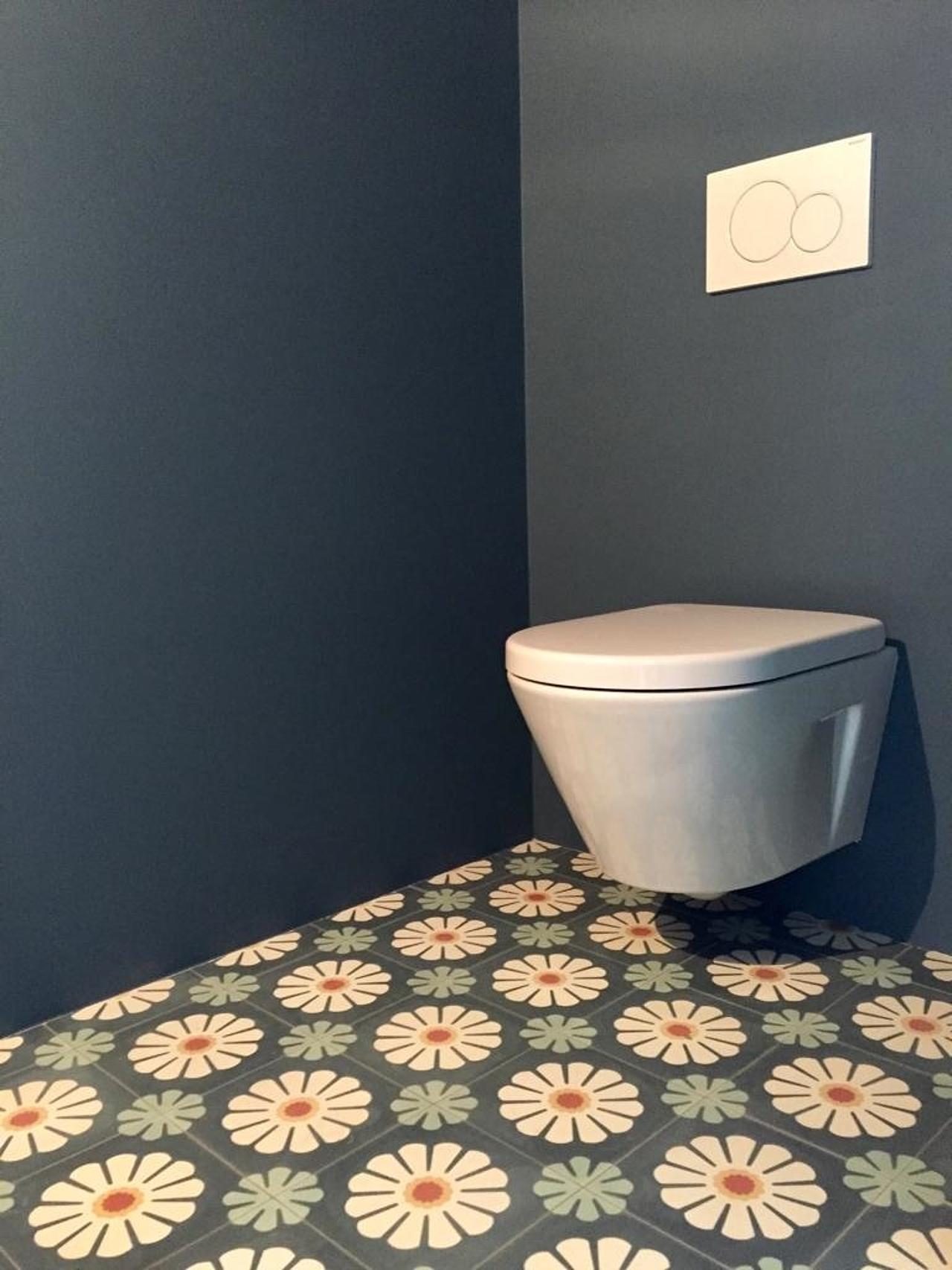 VIA Prilblume in einem kleinen Bad VIA Prilblume in einem kleinen Bad