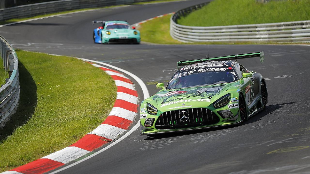 Rennwagen auf Rennstrecke des Nuernurgrings