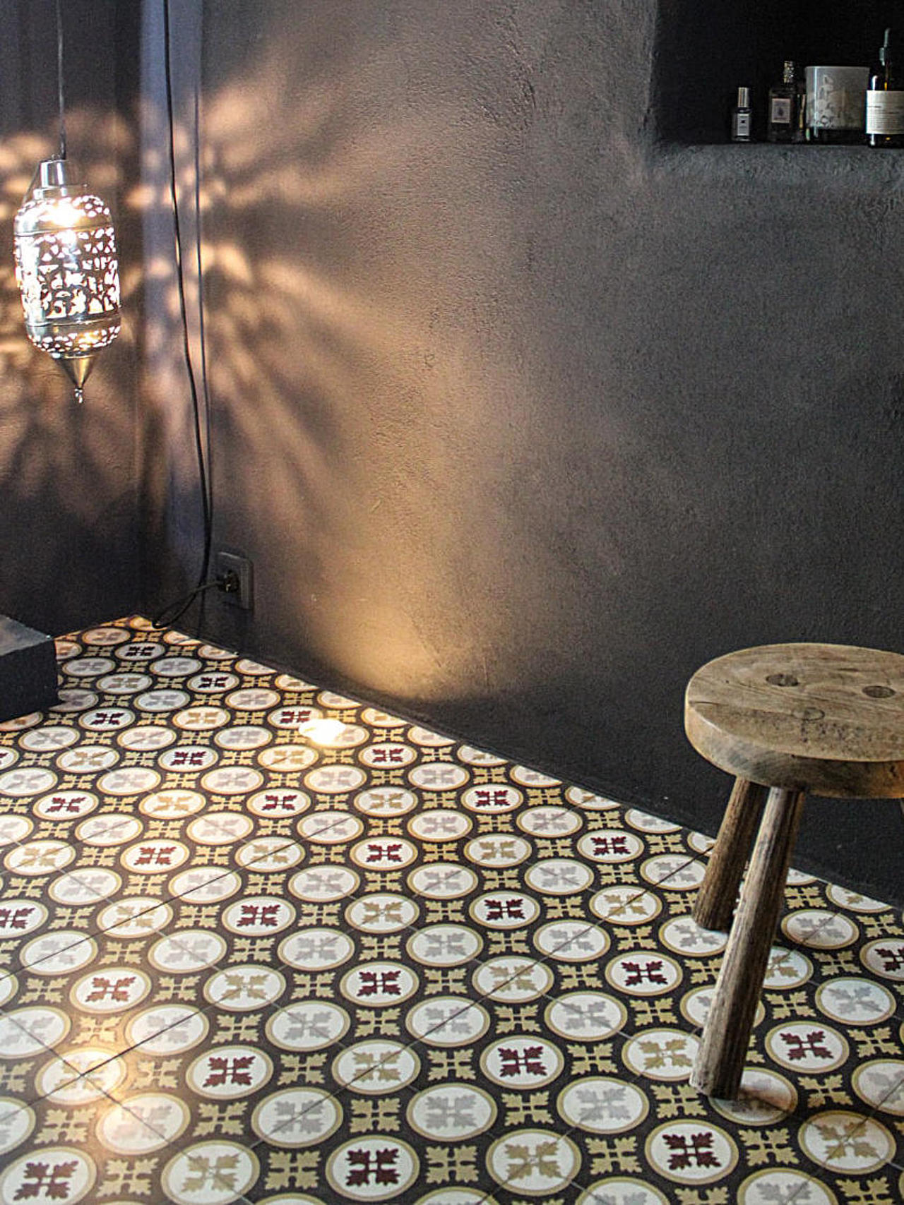 Zementfliesen mit kleinem Muster und dunkler VIA Kreidefarbe Zementfliesen mit kleinem Muster und dunkler VIA Kreidefarbe