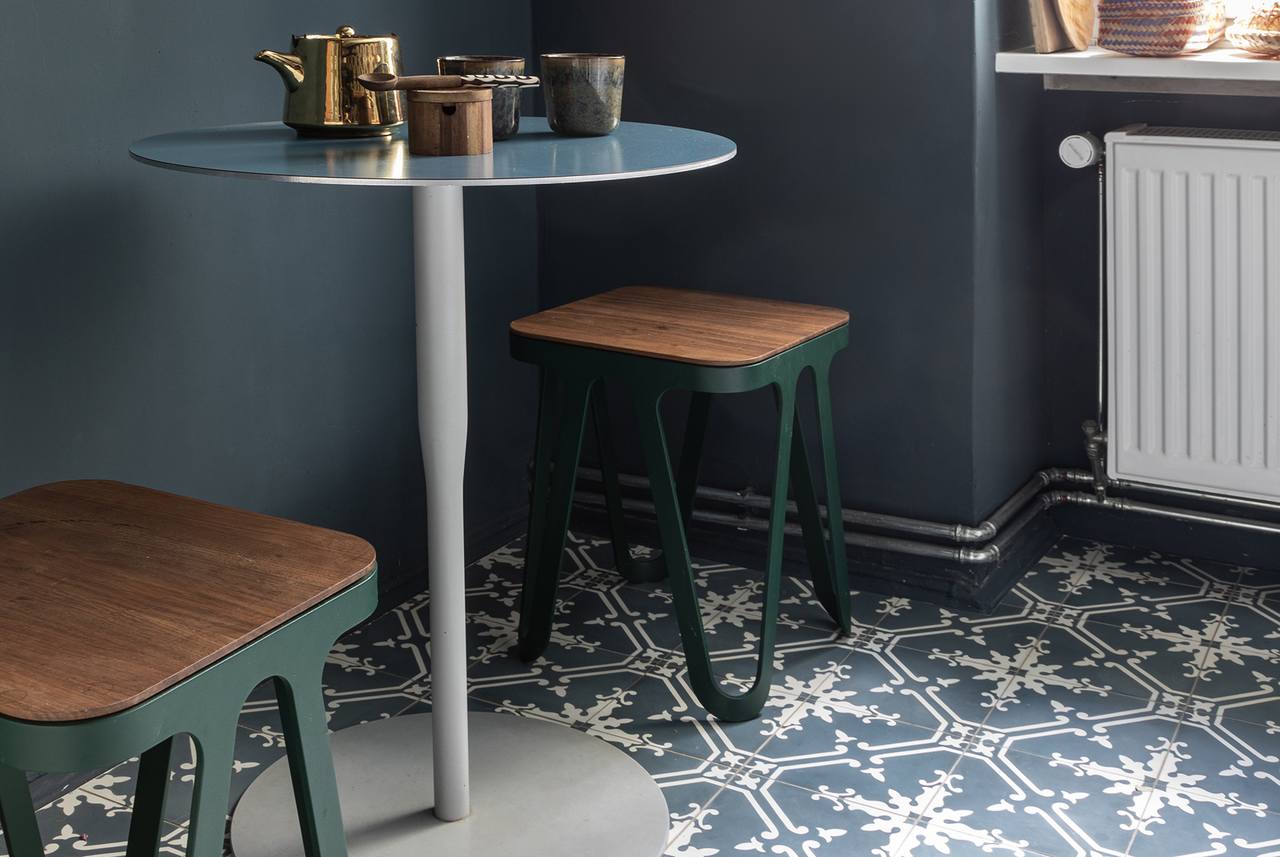 Bistrotisch mit 2 Hocken in Küche mit blauen VIA Zementmosaikplatten