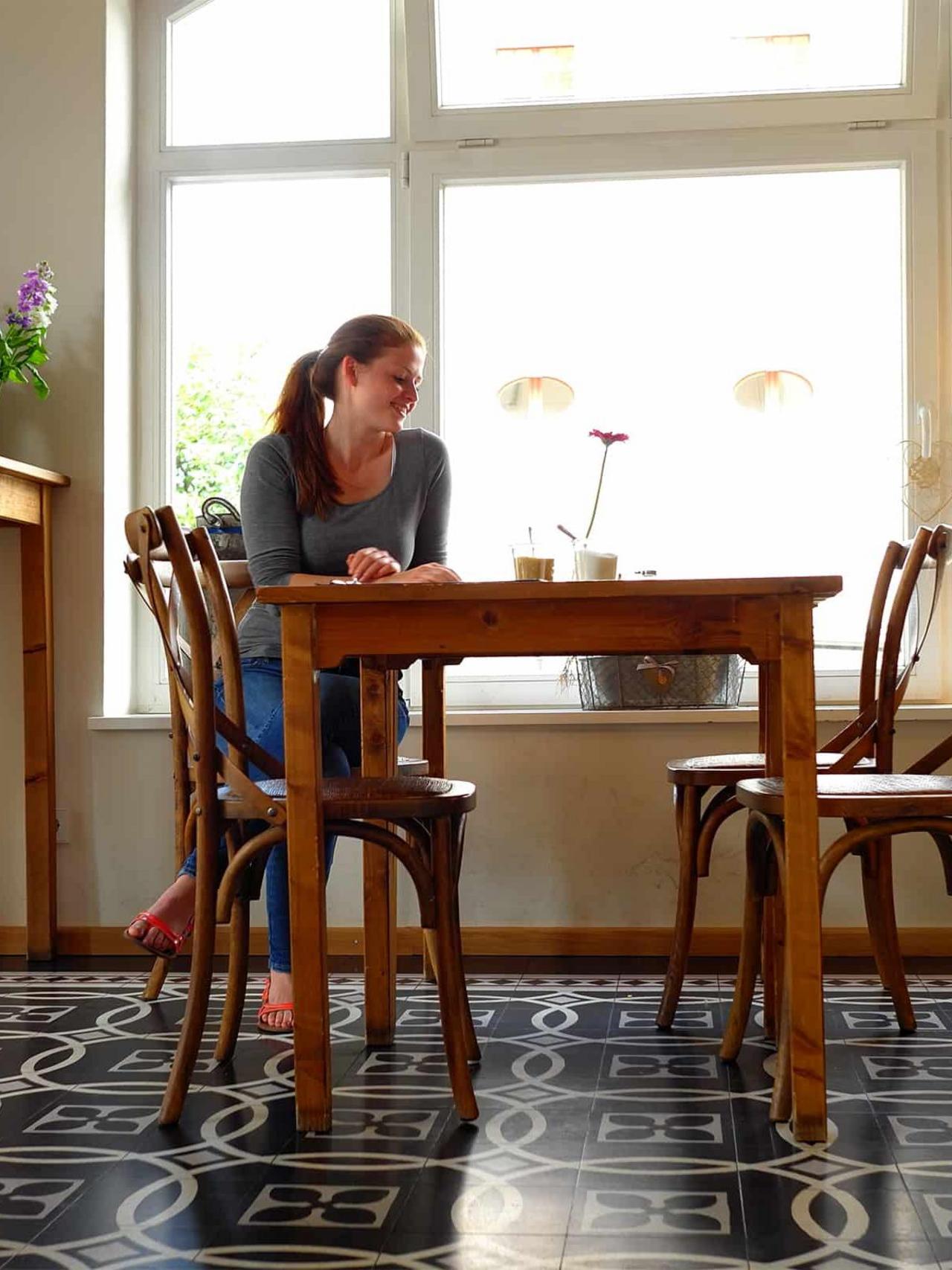 Terrazzoplatten von VIA in schwarzweiss im Café 