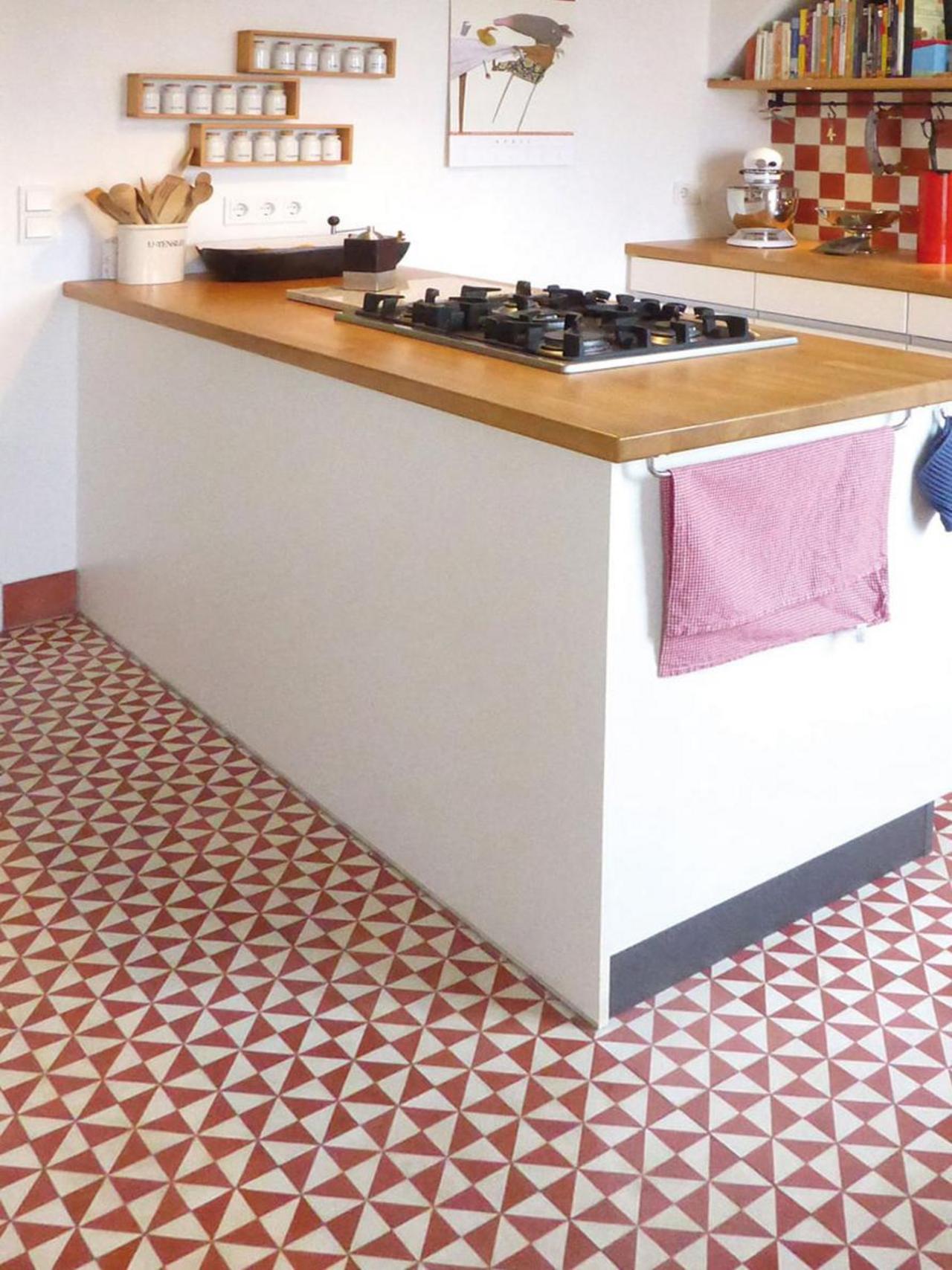 Zementfliese im Dreiecksmuster in rot und weiss in einer Küche Zementfliese im Dreiecksmuster in rot und weiss in einer Küche