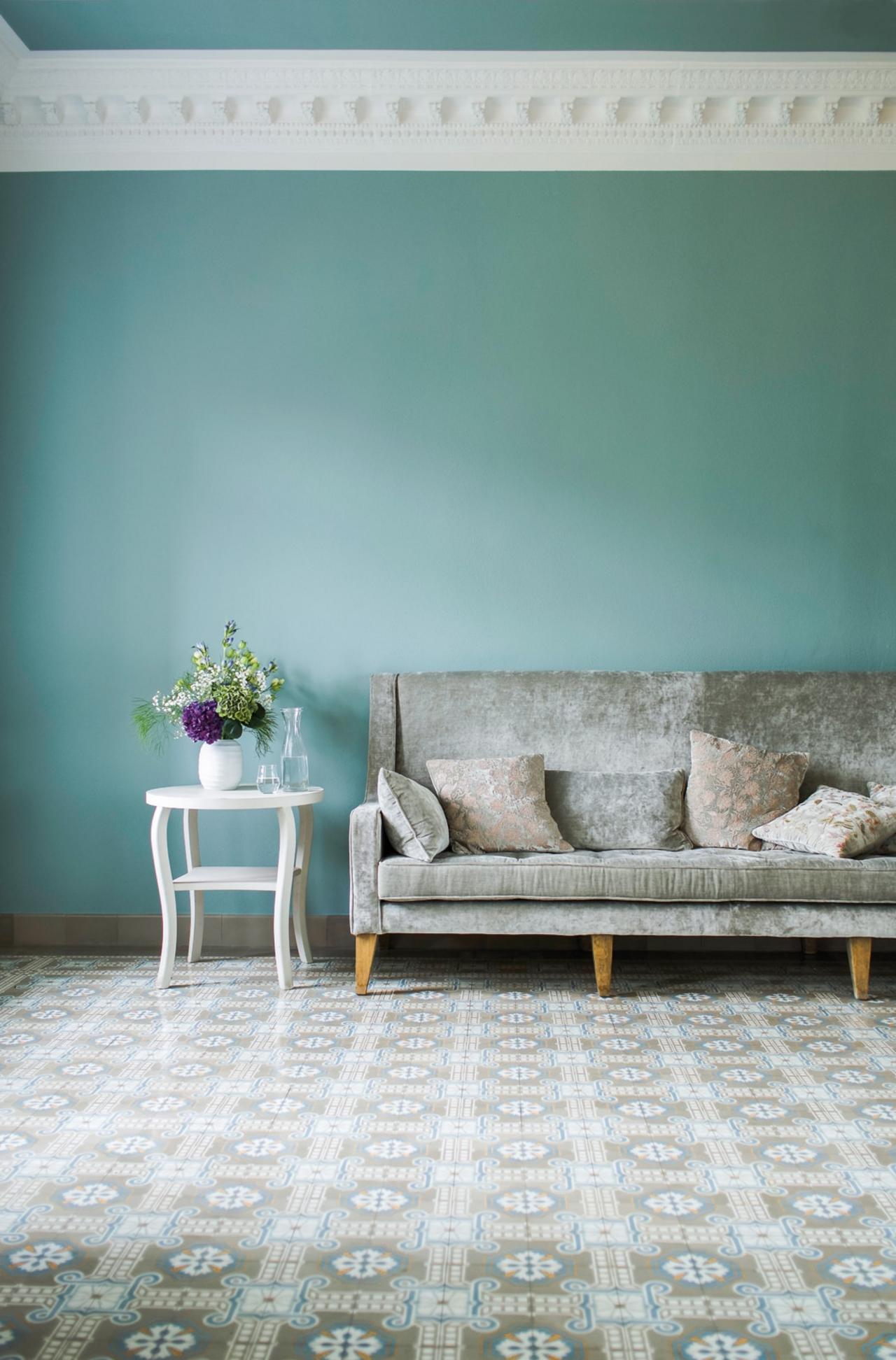 Mehrfarbiges Muster in Graubraun- und Blautönen im Wohnzimmer Mehrfarbiges Muster in Graubraun- und Blautönen im Wohnzimmer