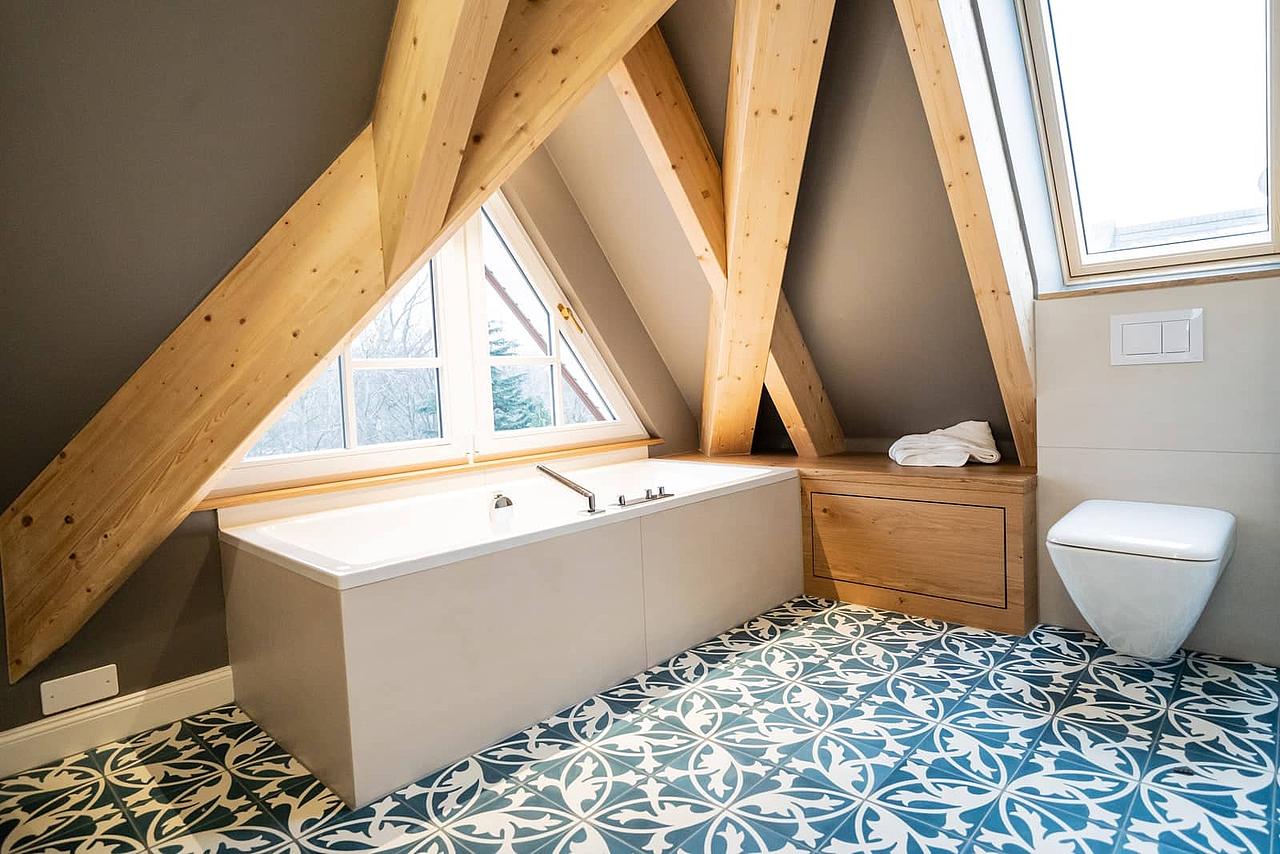 Zementmosaikplatten im Badezimmer mit rustikalen Holzbalken in blau-weiß Zementmosaikplatten im Badezimmer mit rustikalen Holzbalken in blau-weiß