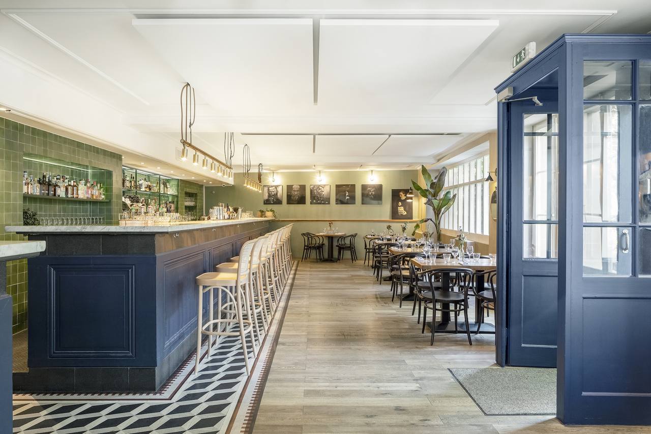 Café mit Terrazzoplatten mit 3D Muster 