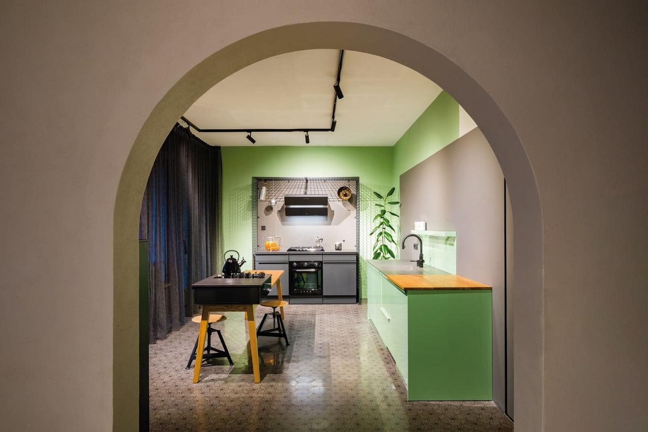 Dunkelgraue 6eckige Zementfliese in einer Küche Dunkelgraue 6eckige Zementfliese in einer Küche