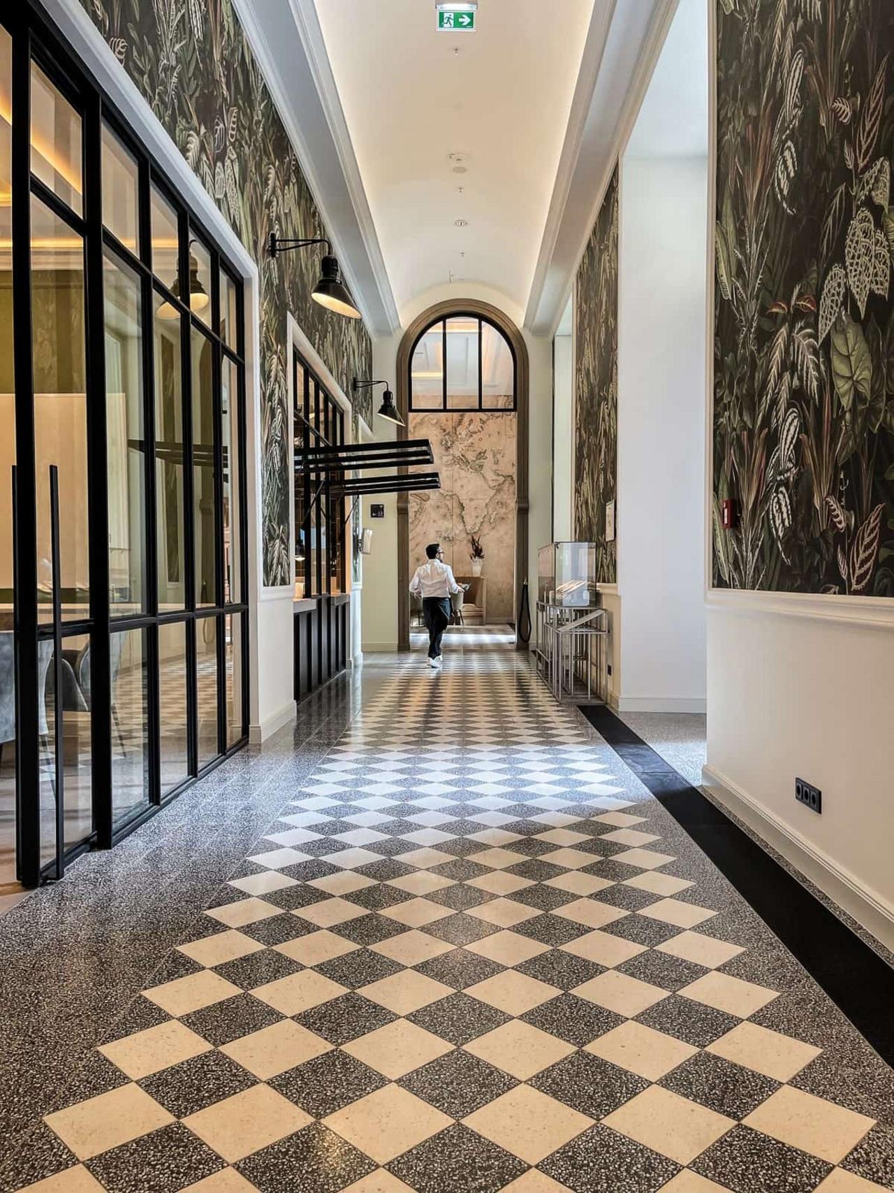 Terrazzoplatten im Schachbrettmuster Humbold Forum Berlin Terrazzoplatten im Schachbrettmuster Humbold Forum Berlin