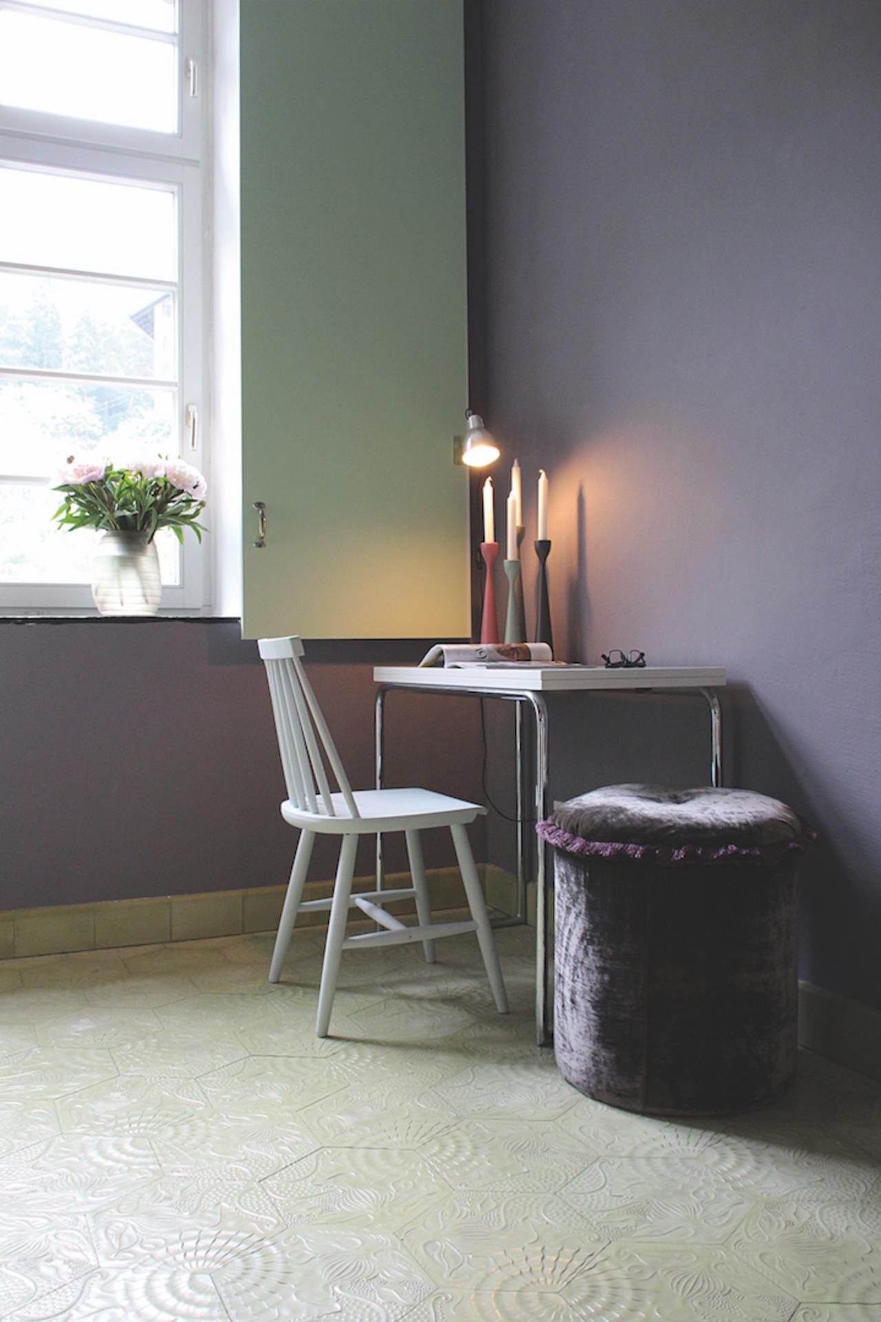 VIA Kreidefarbe 40 Purpurgrau an Wänden Gaudiplatte hellgrün auf dem Boden Schreibtisch und Stuhl 