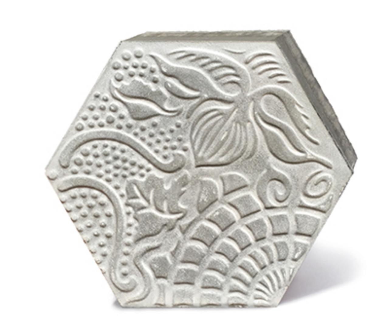 VIA Produkt AP02 Trottoirplatte Betonplatte Gartenplatte Sechseckplatte, Durchmesser 43 cm, florales Motiv von Gaudi 