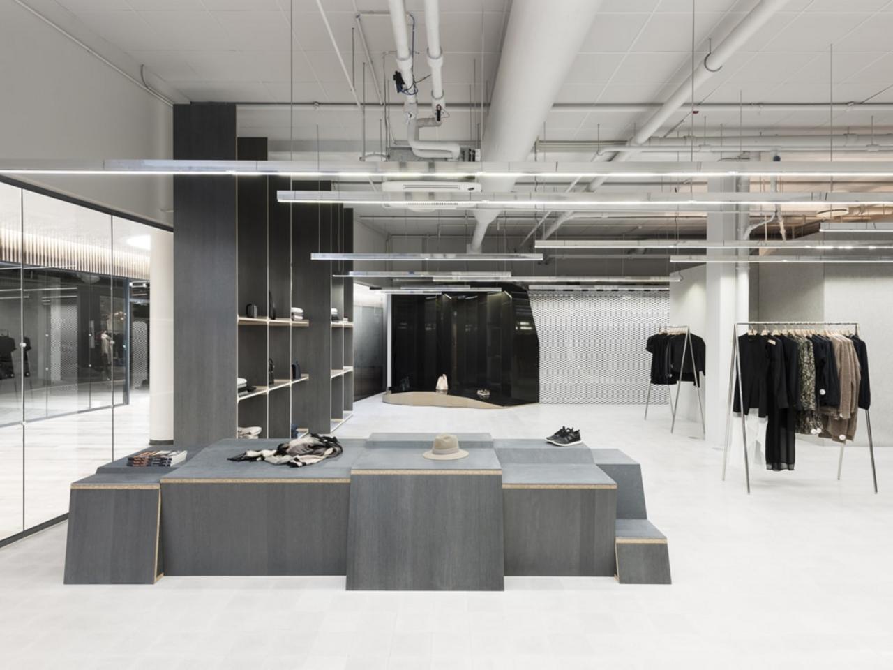 [Translate to Englisch:] VIA graue Terrazzoplatte in einem Ladengeschäft 