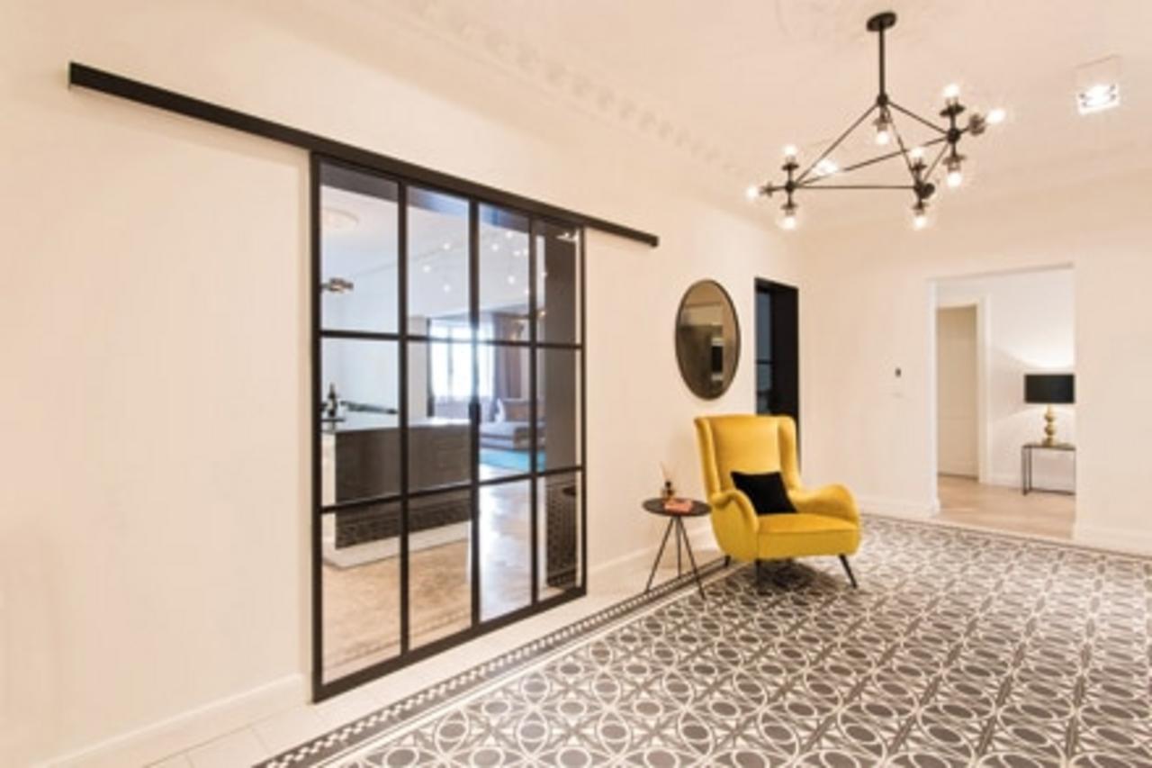 Zweifarbige Terrazzoplatte im Eingang bei VIA in Bacharach 