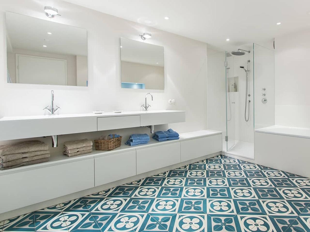 Blau-weiße Zementmosaikplatten im modernen Badezimmer Blau-weiße Zementmosaikplatten im modernen Badezimmer