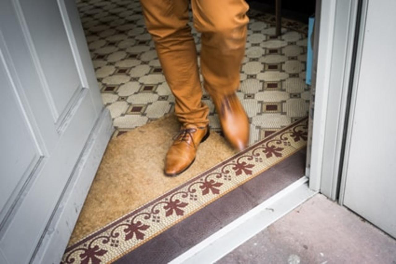 Mehrfarbige Riffelplatte in einem Hausflur 