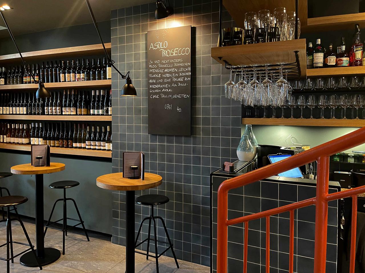 Weinbar mit Zementfliesen in jeansblau