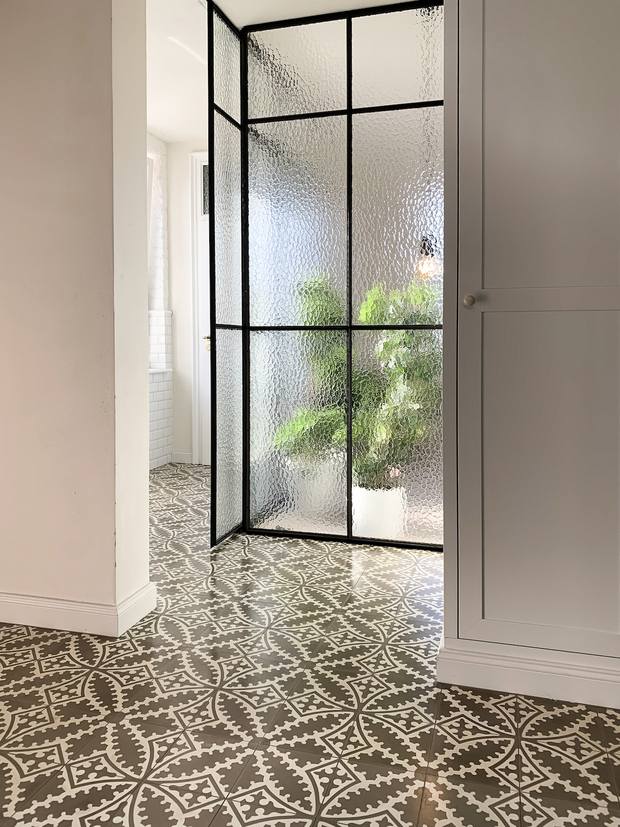 Flur mit Glastür und Zementfliesen in spanischen Jugendstilmuster