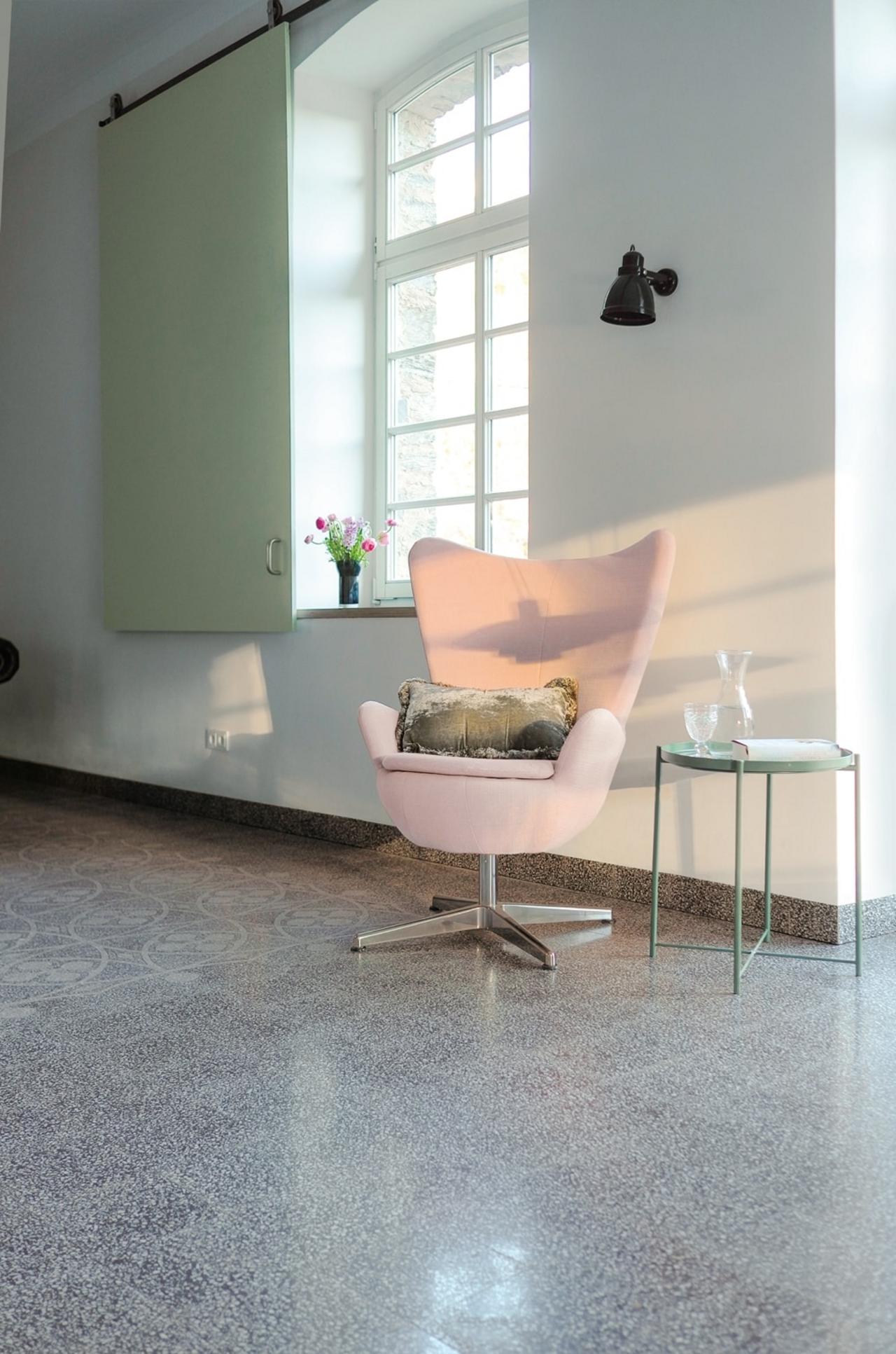 Terrazzo mit groben Carrarasplit im Wohnbereich Terrazzo mit groben Carrarasplit im Wohnbereich