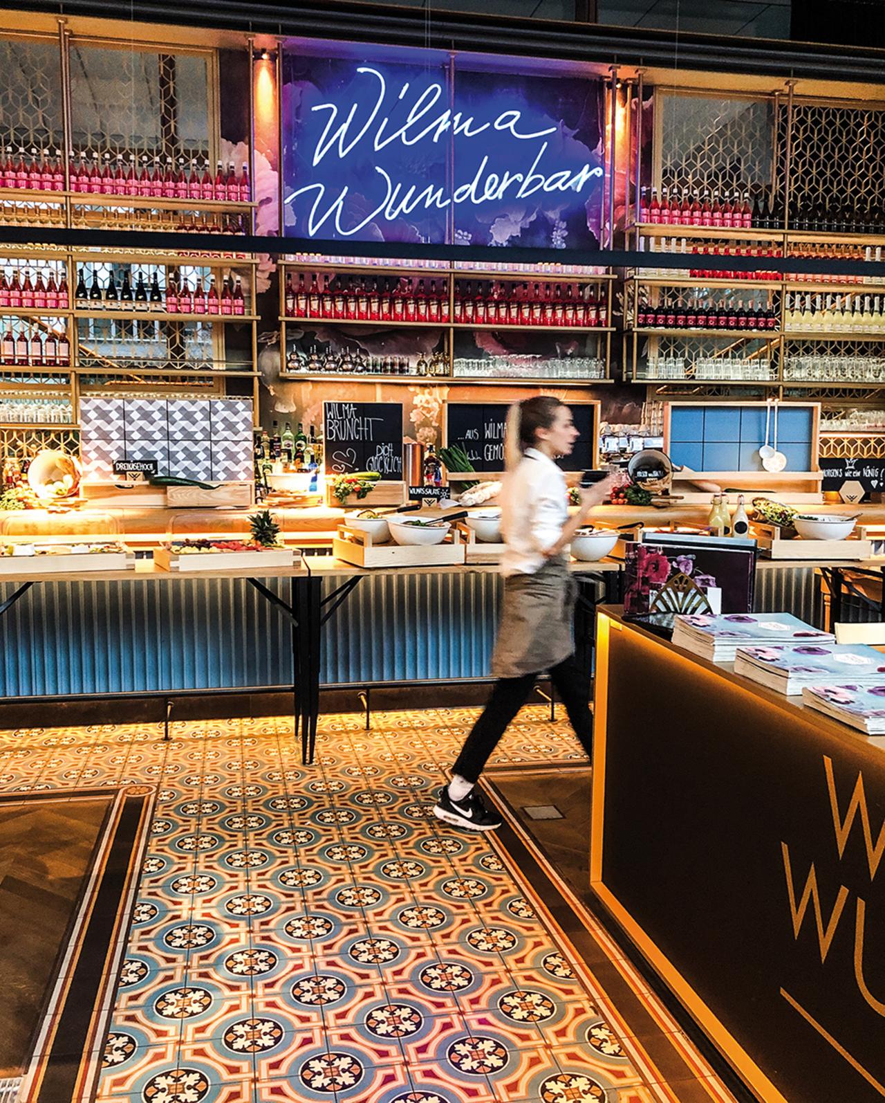 Wilma Wunder mit VIA Plattensemble bunt