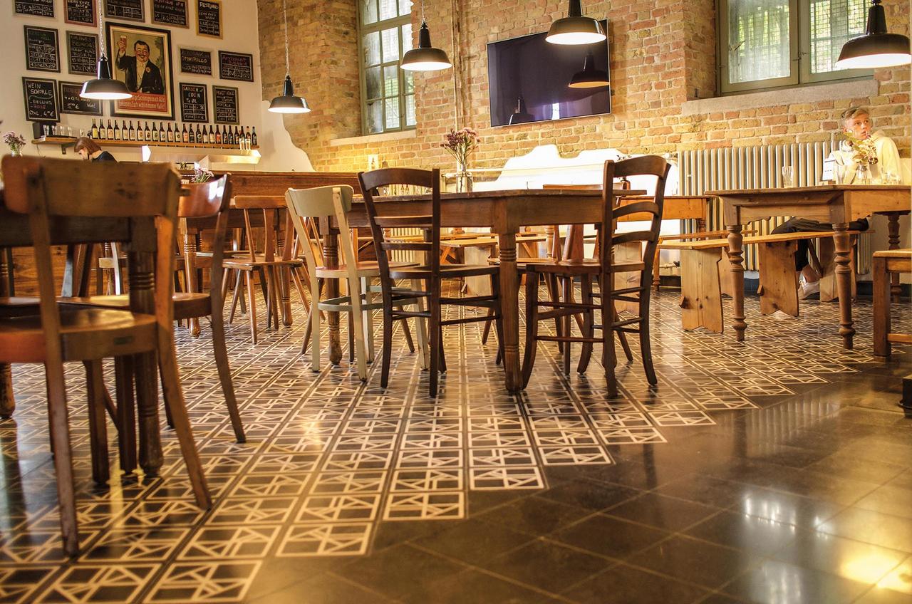 Brauerei Kuehn Kunz Rosen Mainz VIA Via Bodenfliesen Zementfliesen Sonderanfertigung Logo in Platte Fliese