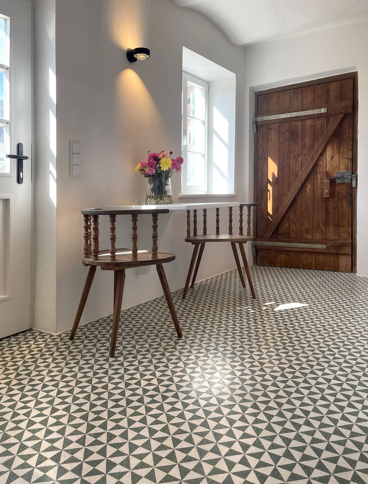 VIA Terrazzoplatten mit grün-weißen Dreiecken mit Bauernstühlen