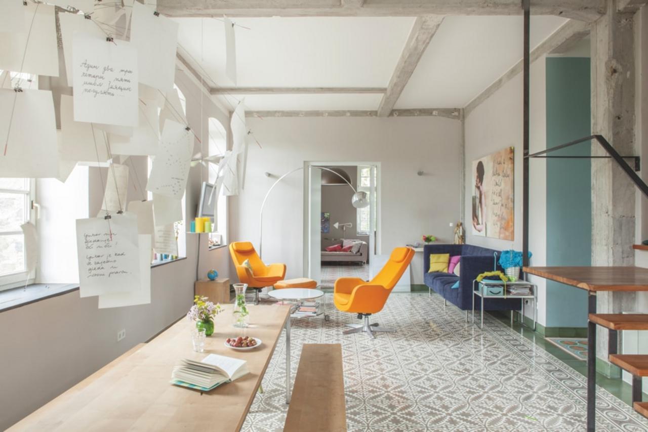 Zweifarbige Zementfliese in graubraun und weiß aus Barcelona im Wohnbereich Zweifarbige Zementfliese in graubraun und weiß aus Barcelona im Wohnbereich