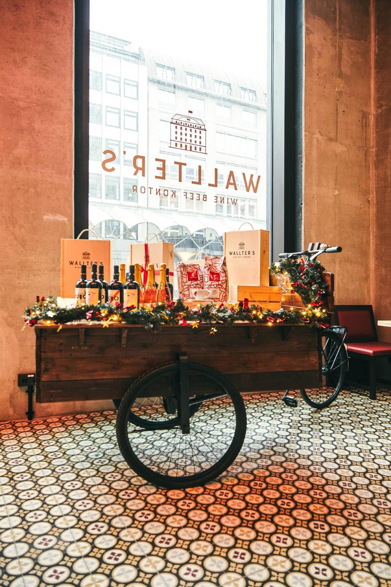 Mehrfarbige kleinteilig gemusterte Zementfliese mit schwarzem Grund. Mehrfarbige kleinteilig gemusterte Zementfliese mit schwarzem Grund.