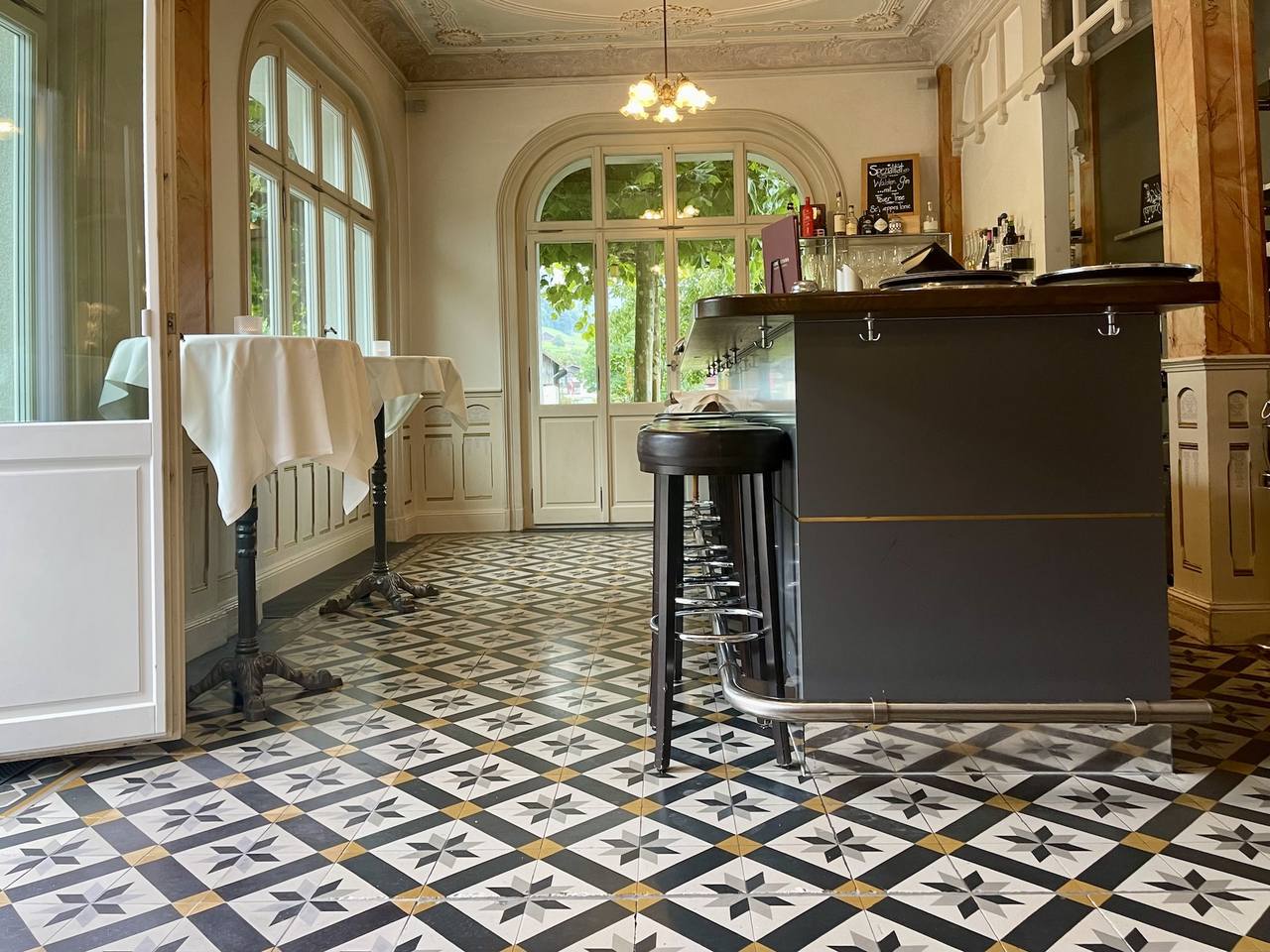 Zementfliese aus dem Jugendstil in Hotel im Barbereich