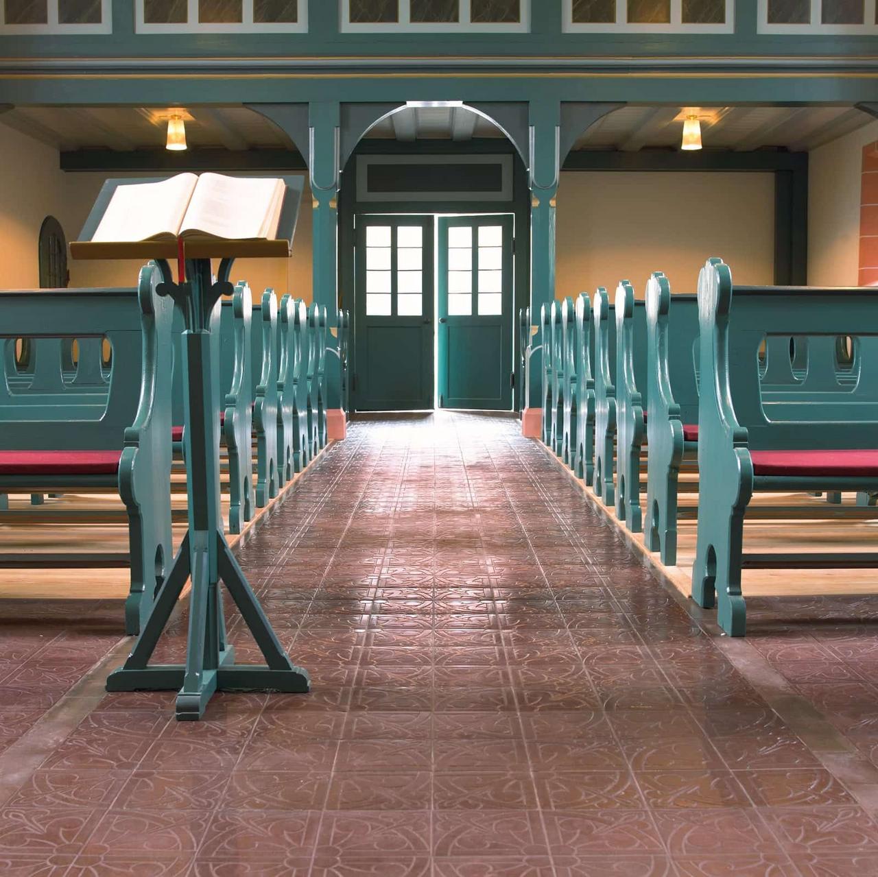 Zementmosaikfliesen mit Riffel in der Kirche Zementmosaikfliesen mit Riffel in der Kirche