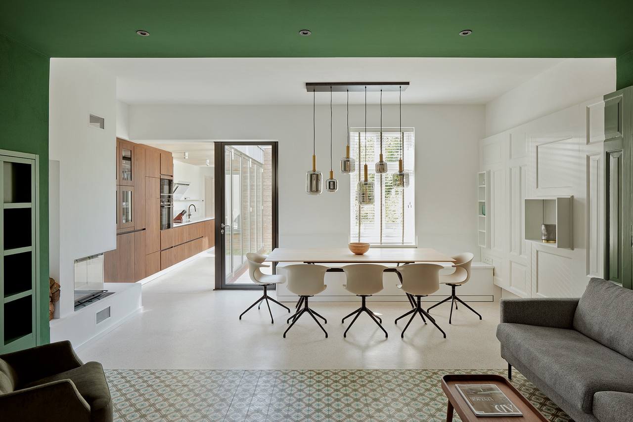 Raumbild von einem Wohn- und Esszimmer, Ferienhaus auf Föhr, ausgestattet mit VIA Zementfliesen Nummer 10700