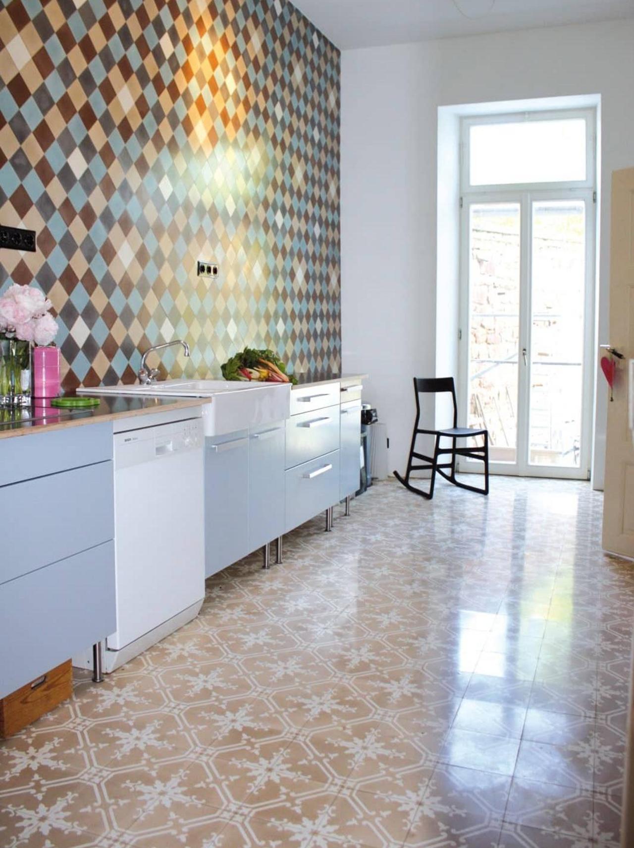 Diagonalmuster aus Portugal in einer Küche Diagonalmuster aus Portugal in einer Küche