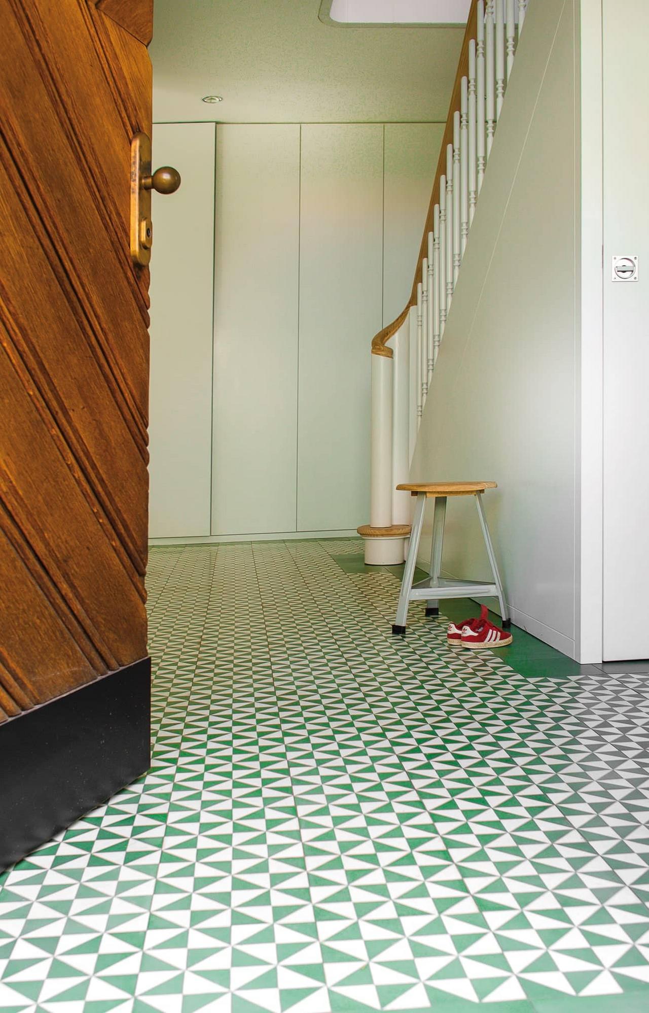 Klassische  zweifarbige Zementfliese in graugrün und weiß im Flur 