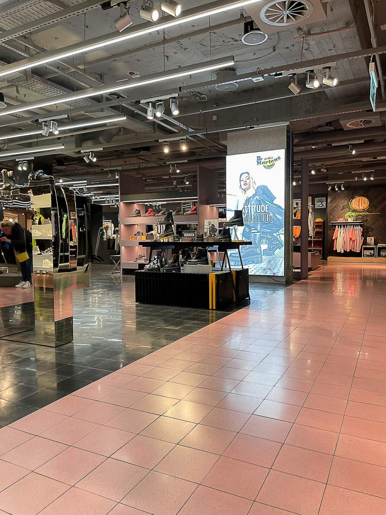 [Translate to Englisch:] VIA Terrazzoplatten in rosa im Oberpollingerkaufhaus in München 